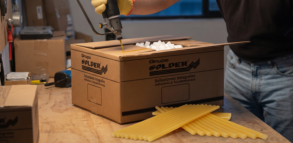 De la fábrica al cliente: Cómo el Hot Melt blinda tus cajas de cartón en los envíos más extremos